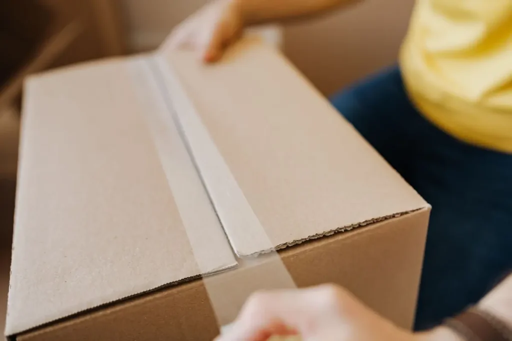 Cómo pagar menos al enviar a España desde Perú: lo que define el precio